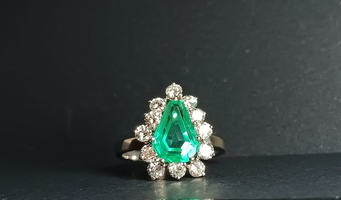 18 kt Vittguld - Ring - 3.00 ct Smaragd - Diamanter