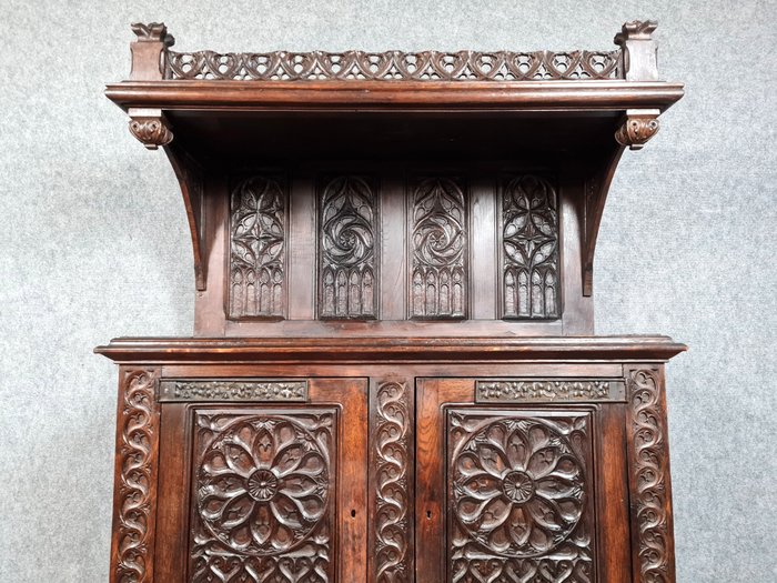 Image 2 of Renaissance-Gothic style dresser cabinet in solid walnut with brown patina - Walnut - Second half 1
