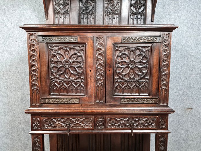 Image 3 of Renaissance-Gothic style dresser cabinet in solid walnut with brown patina - Walnut - Second half 1