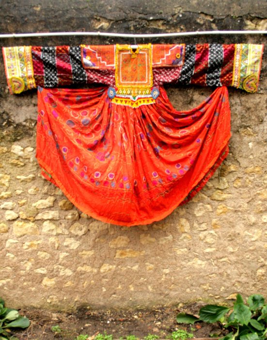 Vestito - Argento, Seta, Velluto, Vetro (perline) - Vintage Hand Embroidery Tribal Dress - Afghanistan - metà del XX secolo        