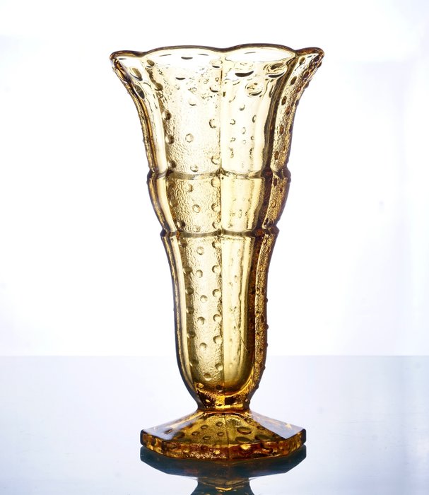 Reich & Co, Krosno - Vas -  Vază Art Deco de culoare chihlimbar cu decor în relief  - Sticlă