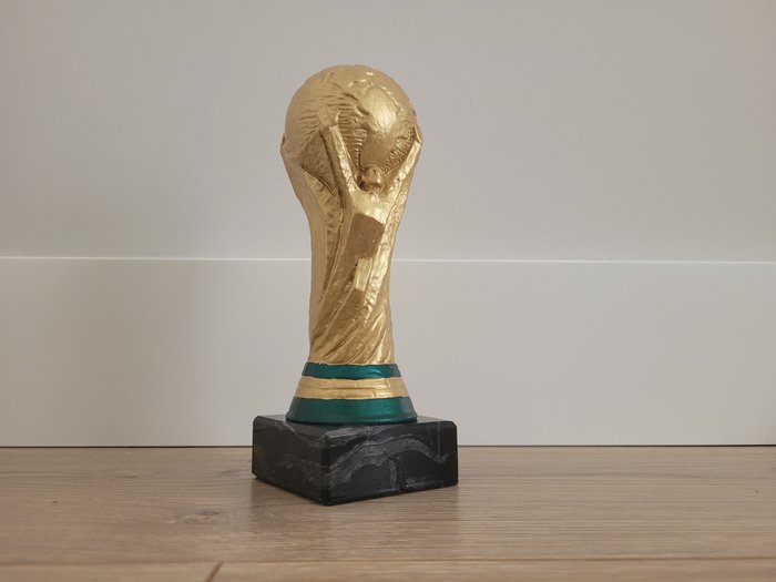 Trophée coupe du monde de football, coupe en résine dorée football