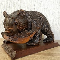 Kibori kuma Wooden carving of a bear with a fish in its - Catawiki