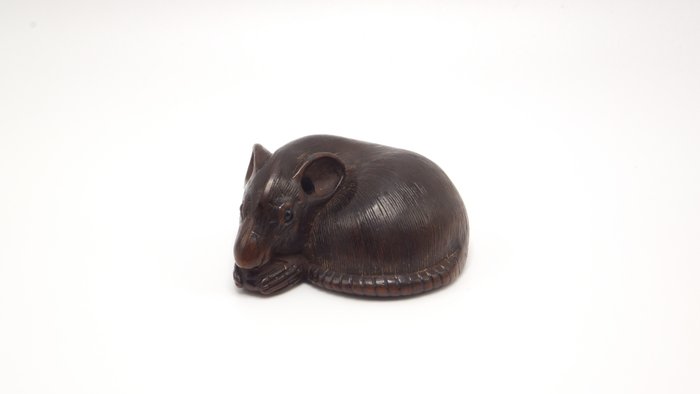 Netsuke - Legno - Exquisite Antique Wood Netsuke - Charming Rat with Nut - Giappone - Periodo Edo (1600-1868)