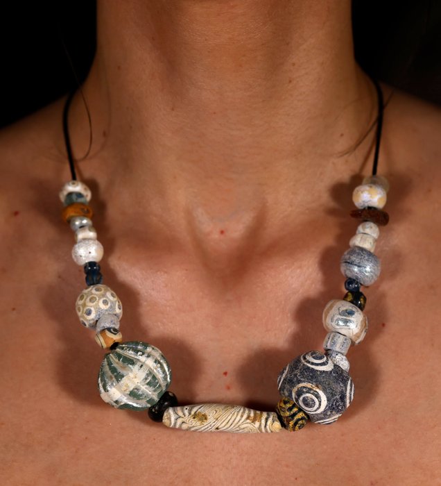 Phoenician - Vitreous paste beads Necklace. L: 31cm. 6th century BC.