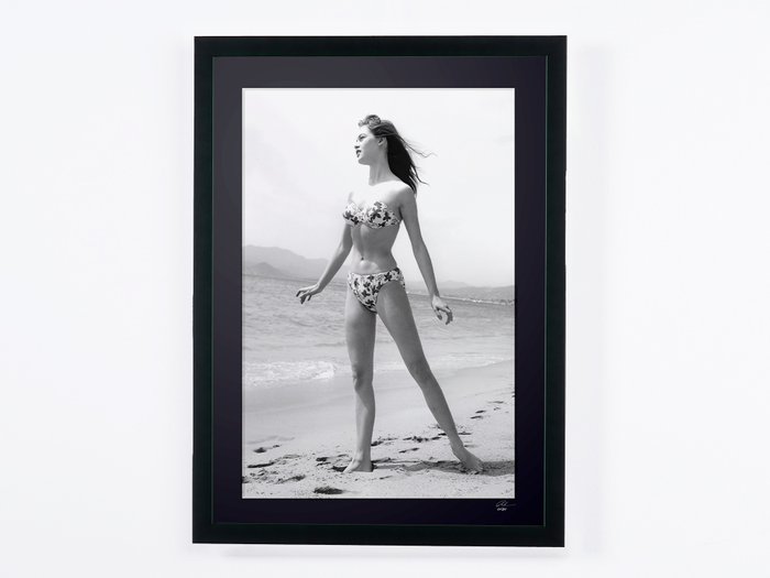 Brigitte Bardot - Cannes Festival 1956 - Fine Art Photography - Luxury Wooden Framed 70X50 cm - Limited Edition Nr 01 of 30 - Serial ID 80017 - Original Certificate (COA), Hologram Logo Editor and QR Code
