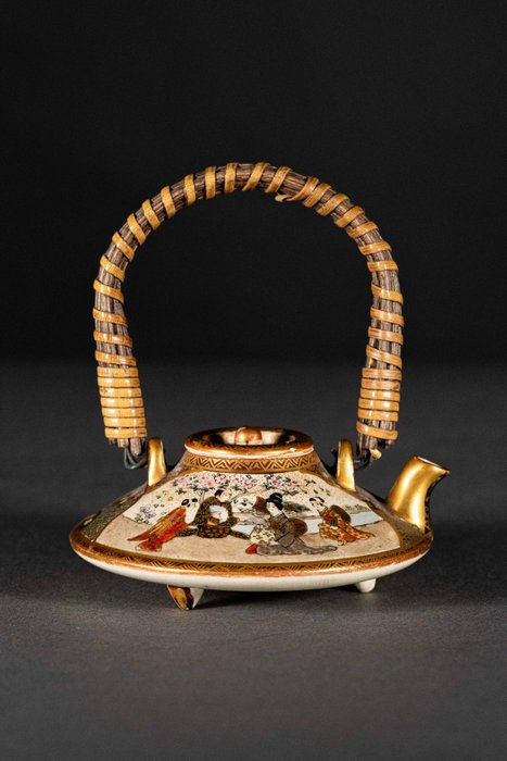 微型茶壶 - Satsuma - 搪瓷, 竹, 金, 陶瓷 - Iyama 井山 - A lovely Satsuma miniature teapot painted with two panels enclosing families - 日本 - Meiji period (1868-1912)