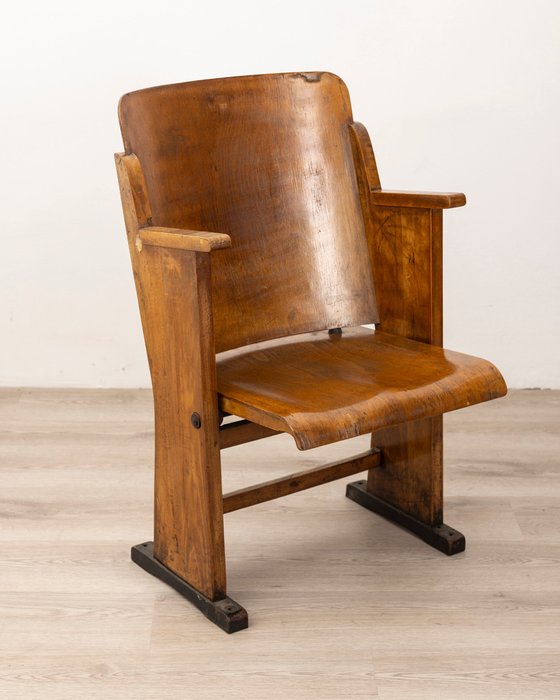 椅 - 電影院或劇院椅，由木頭製成，帶有金屬嵌件，60年代