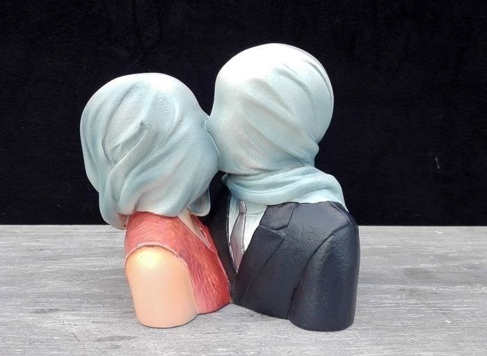 Parastone - Magritte - Figurita - Les Amants - Resina / Poliéster