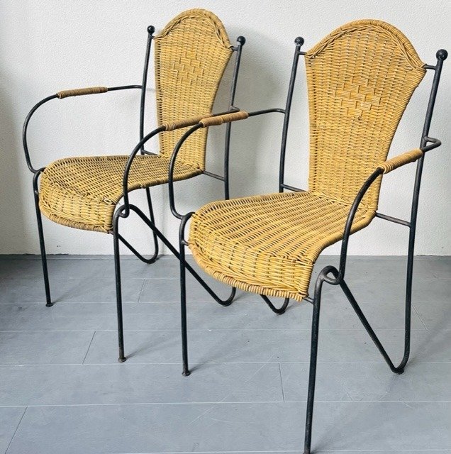 Cadeira - Duas cadeiras de jardim - molduras pretas, com braços e assentos de vime artisticamente tecidos