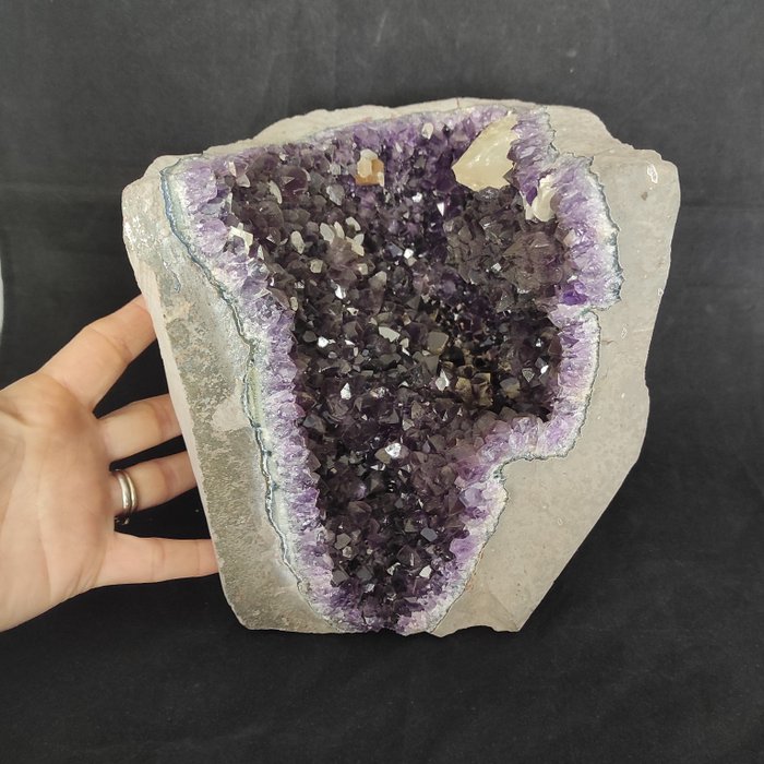 Amethyst Geode - Height: 18 cm - Width: 16 cm- 5.38 kg