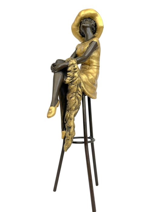 Figurine - A seated lady - Bronze, Marmor