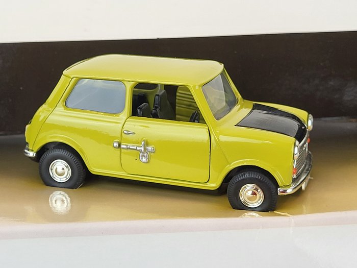 Corgi 1:35 - 1 - Model car - Corgi Classics Mr. Bean's Mini