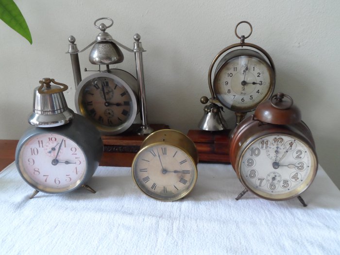 Antique alarm clocks/alarm clocks, various models and sizes, made in Germany, early 1900s. - Wood, copper, glass, zinc, nickel, iron. - Early 20th century