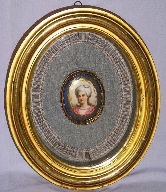 Cadre ovale à la feuille d'or avec miniature sur porcelaine - Bois, Porcelaine, Verre - Fin du XIXe siècle