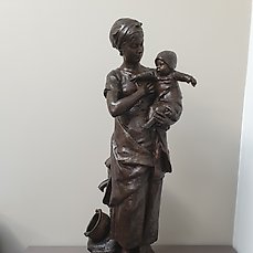 Clement Leopold Steiner (1853-1899) – Beeld, grote groep – vrouw met kind aan waterpomp – 75 cm (1) – Brons (gepatineerd) – Eind 19e eeuw
