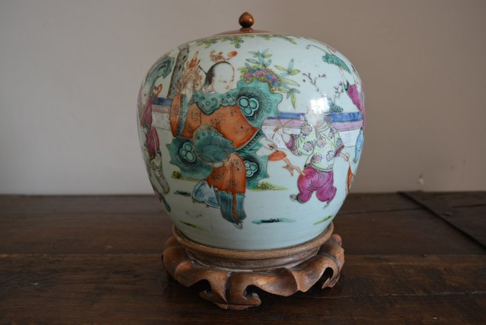 Un pot à roses familial chinois du 19ème siècle - Porcelaine - La dynastie Qing