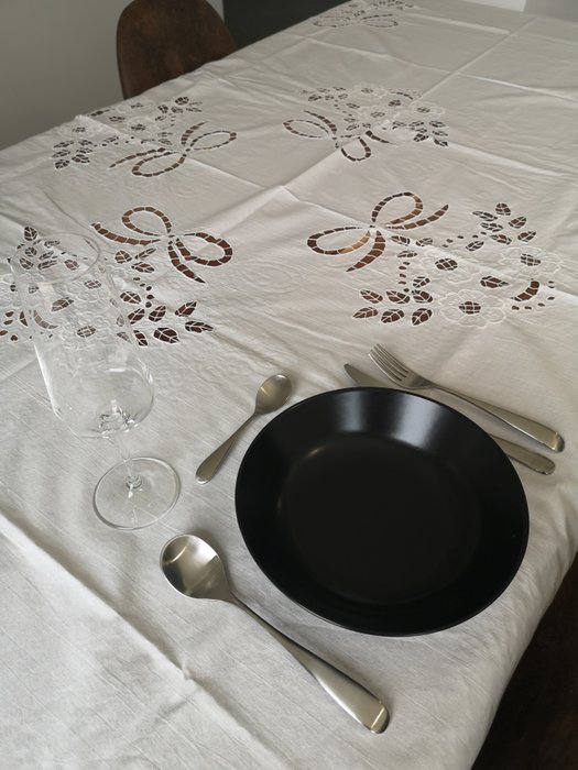 桌布. 緞面針跡和鏤空 - 236 x 144 厘米 - 棉 - 20世紀下半葉