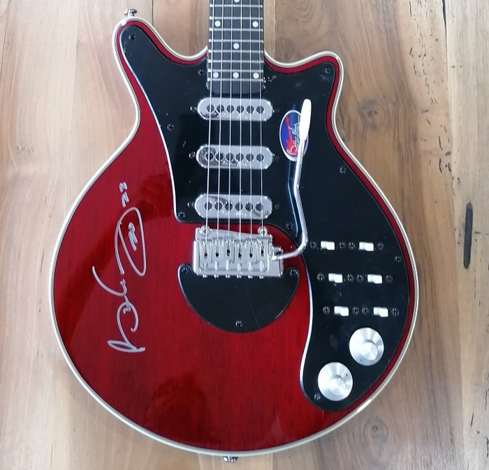 Queen - Brian May - BMG Red Guitar Signed by Brian May - Incl original Gig Bag - Proof Photo - Memorabilia firmato (autografo originale) - 2023/2023