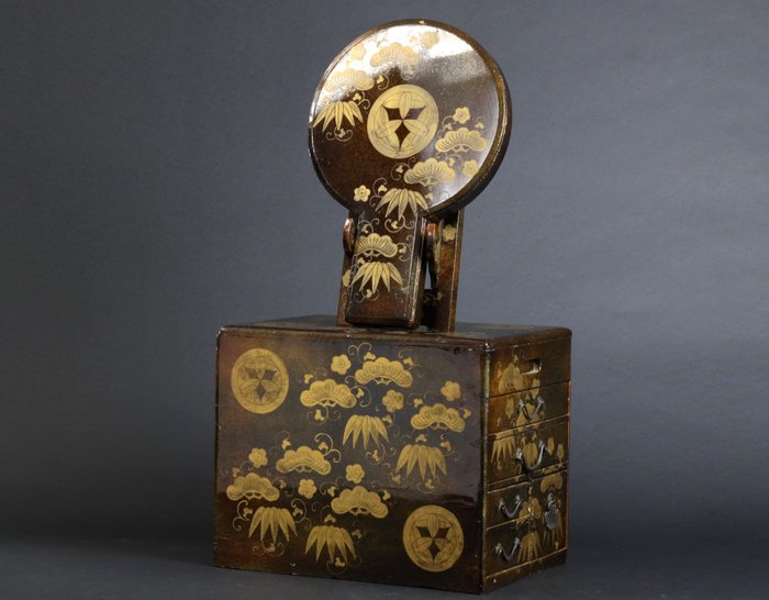 Supporto per specchio antico con pino, bambù e prugna Maki-e - Legno laccato - Strumento di vanità - Giappone - Periodo Meiji (1868-1912)