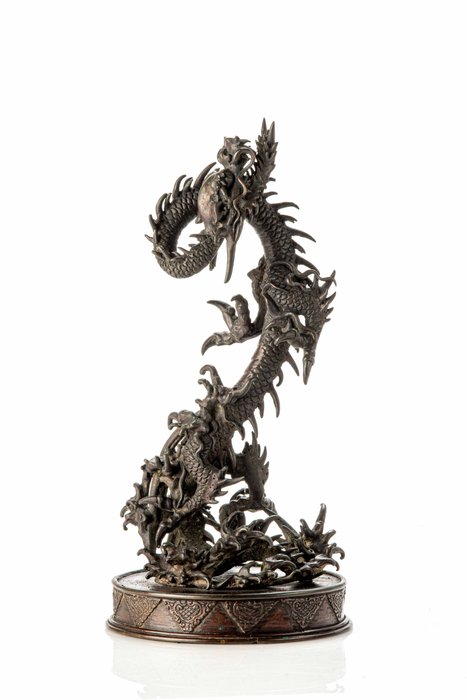 A well-shaped and large patinated bronze okimono of a coiled Ryu dragon 龍 on a circular base - Bronzo patinato - Giappone - Meiji period (late 19th century)