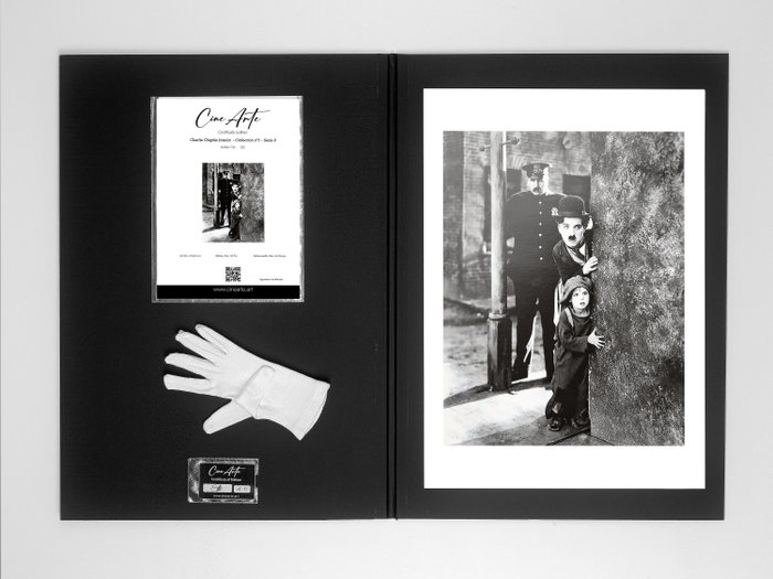 Charlie Chaplin  Iconics- Collection n°1 - Serie 3 - On Luxury Black Portfolio, COA numbered - 60X42 CM - "Cine Arte" COLLECTOR
