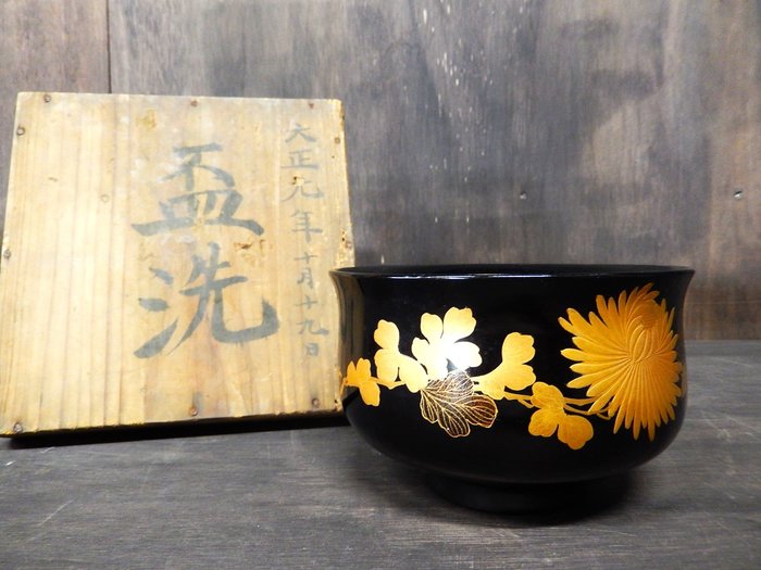 Tazza - Black lacquered chrysanthemum, plum, violet, gold makie, sake wash, sake set, box - Lacca, Legno