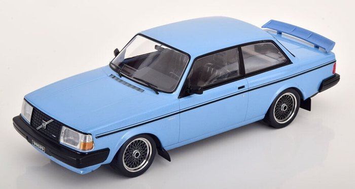 IXO 1:18 - 模型汽车 -Volvo 240 Turbo Custom 1986 - Lichtblauw metallic