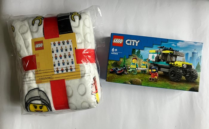 Lego - City - 40582 - Lego 40582 Minifigure di salvataggio in ambulanza fuoristrada 4x4 e tappeto in pile - 2000-presente