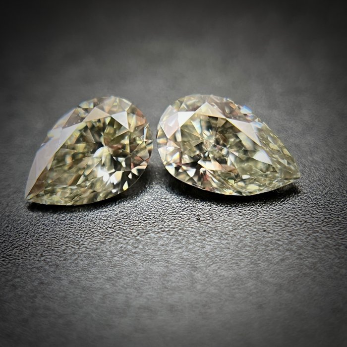 2 pcs Diamanten - 0.32 ct - Birne - Chameleon - schickes gräulich-gelbliches Grün - Auf dem Zertifikat nicht vermeldet