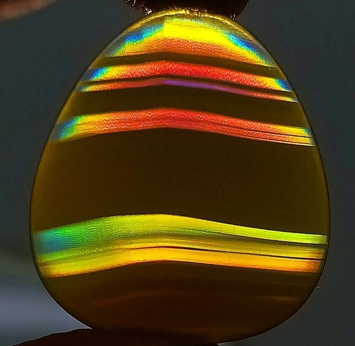 无底价：鸢尾玛瑙（彩虹）17.20克拉 。 - 27×24×3,4 mm - 3,44 g - (1)