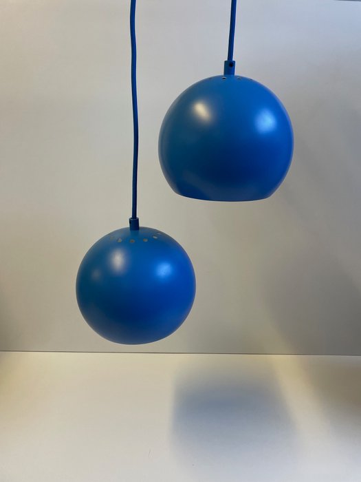 Benny Frandsen - Hängelampe (2) - Ball - limitierte Auflage in leuchtendem Blau - Metall