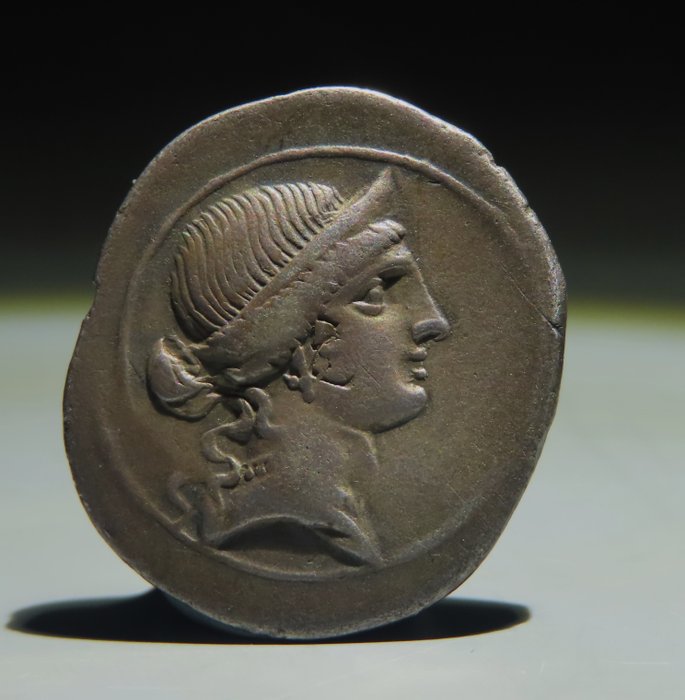 羅馬帝國 （帝國）. 奧古斯都. AR Denarius,  Uncertain mint in Italy (Rome?) - Octavian advancing