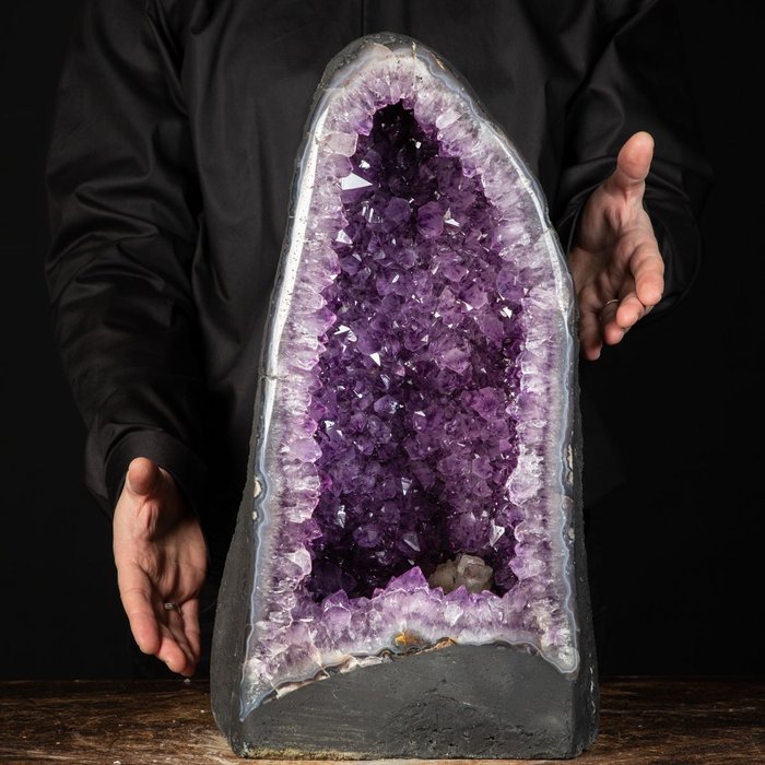 Amethistgeode, paarse kristallen grot. - Hoogte: 460 mm - Breedte: 230 mm- 25 kg