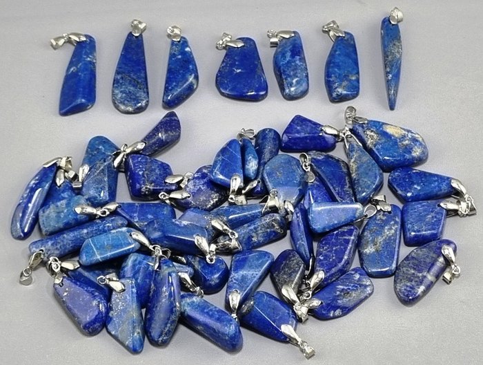Lapis Lazuli ädelsten handskuren hängsmycken - Höjd: 37 mm - Bredd: 24 mm- 387 g - (50)