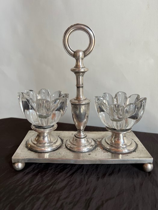 Orfèvre Français - Saliera e pepiera, Servizio da tavola con alzata in  argento - Stile Luigi XV - Placcato argento, Vetro - Catawiki