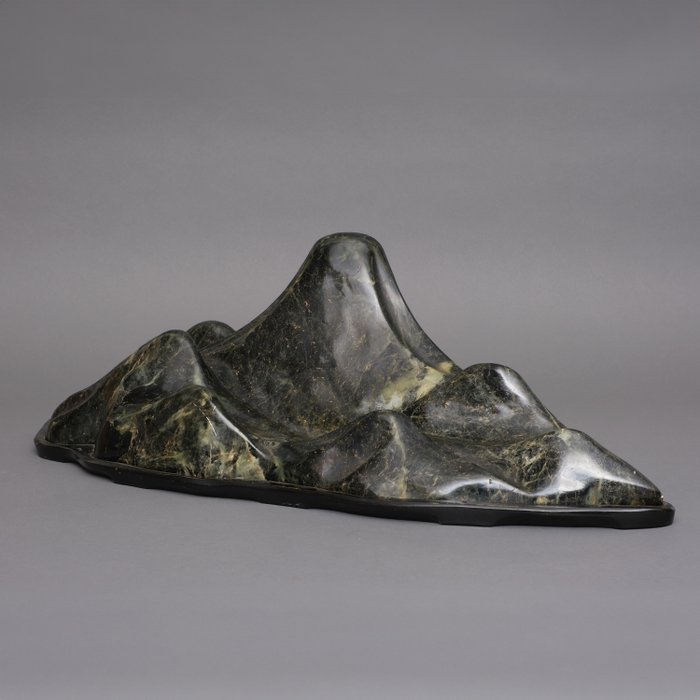 Suiseki 水石（學者之石） - 木, 石 - Amazing, very wide (68 cm!) scholar's stone in the shape of a mountain range, on a custom base. - 日本 - 昭和年代(1926-1989)