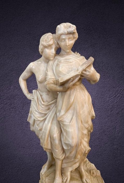 Luca Madrassi (1848-1919) - Skulptur, eine große Gruppe zweier lesender junger Frauen - 68 cm (1) - Alabaster - Ende des 19. Jahrhunderts