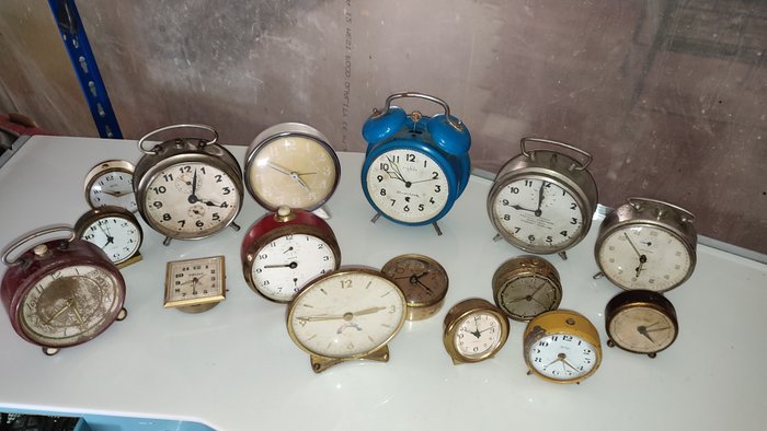 Stort parti klokker bestående av 16 antikke bordklokker - vekkerklokker - Stål - Første halvdel av 1900-tallet