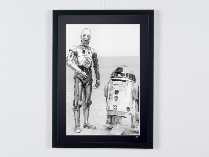 Star Wars Episode IV: A New Hope 1977 - R2D2 and C3PO behind the scenes - Fine Art Photography - Luxury Wooden Framed 70X50 cm - Limited Edition Nr 03 of 30 - Serial ID 60029 - Original Certificate (COA), Hologram Logo Editor and QR Code