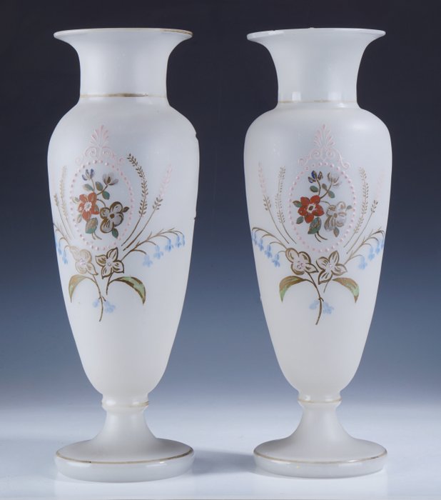Vase -  Twee grote Franse Art Nouveau vazen met polychoom floraal decor  - Glas