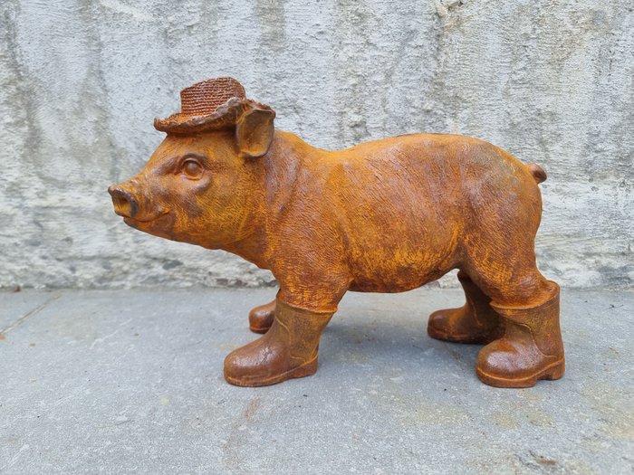 Beeldje - A cute pig with boots - IJzer