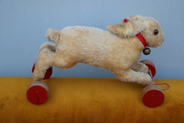 Steiff: konijn op wielen, 1926 met rood etiket, zeldzaam EAN 1317 - 玩具人偶 - - -  (1) - 马海毛、木轮