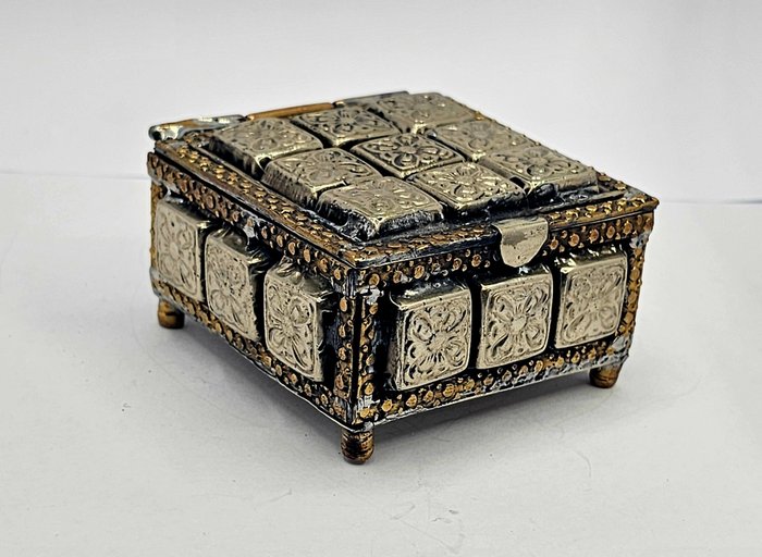 Jewellery box - Gilt bronze, Stainless steel - Syria - 19th century        