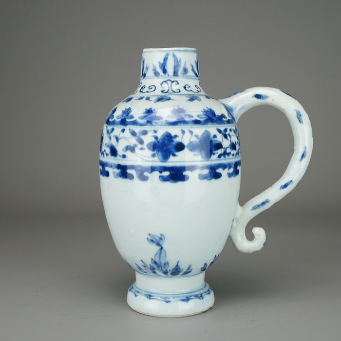 Vinjuglet - Porselen - *Rare form* - Kina - Chongzhen (1620-1670)