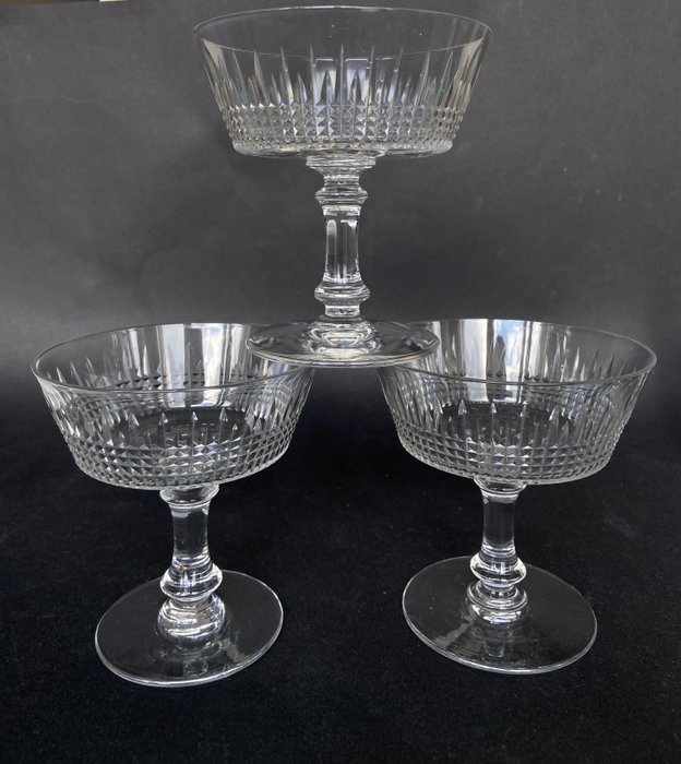 Baccarat - Champagneglas - Schitterende set van 3 champagneglazen - model “Diamond tip”. - Geslepen kristal