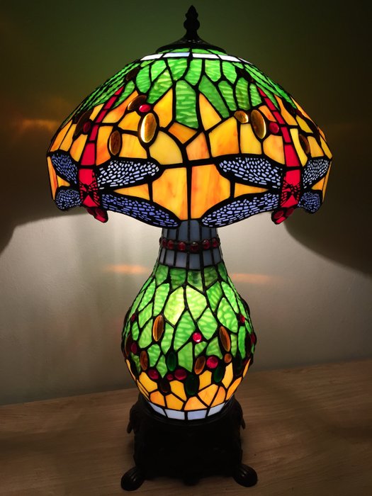 NO RESERVE! - Tiffany stijl tafellamp Studio "Green Dragonfly" met 2 lichtpunten! - 檯燈 - 玻璃（彩色玻璃）
