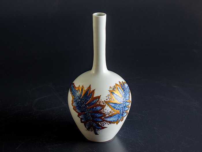 Vase - Porzellan, Wunderschöne Arita-Vase „Goldener Farn“, signiert - inklusive beschriftetem Tomobako - Japan