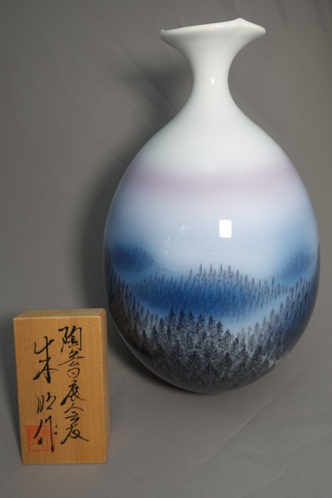 Jarrón (1) - Porcelana - Fujii Shumei 藤井朱明 (1936-2017) - Beautiful Arita porcelain vase - Japón - Período Heisei (1989-2019)