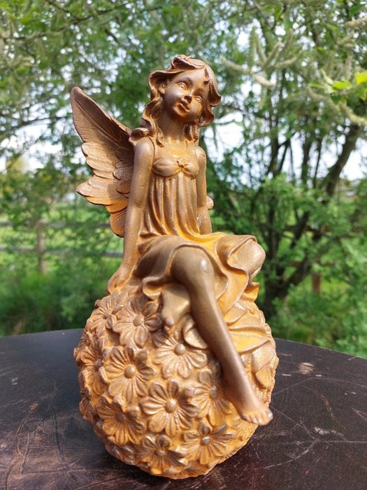 Figure - statue angel on sphere with finish in flower motif -  (1) - métal